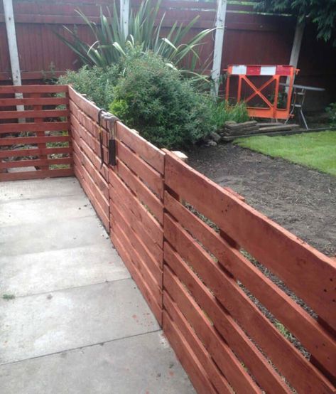 Gard Modern, Wood Pallet Fence, Pagar Modern, Taman Diy, Pallet Home Decor, Easy Fence, Jardim Diy, Pallet Fence, Pallet Patio