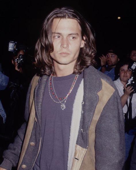 Long Hair 90s, Johnny Depp Long Hair, Curtain Haircut, Johnny Depp Hairstyle, Celebrity Long Hair, Grunge Style Outfits, Hair 90s, Jheri Curl, Moda Grunge