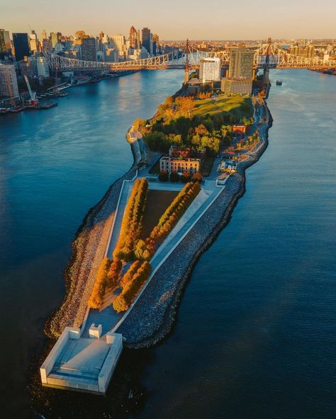 NYC Ferry on Instagram: “Have you explored Roosevelt Island yet? ☀️⁠ ⁠ Head to the link in bio to hop on the Astoria route today!⁠ ⁠ 📷: @selvon.nef⁠ ⁠ #seeyourcity…” Roosevelt Island Nyc, Nyc Ferry, Tessa Bailey, Cruise Pictures, Queens Nyc, Roosevelt Island, Nyc Life, 2024 Vision, Manhattan