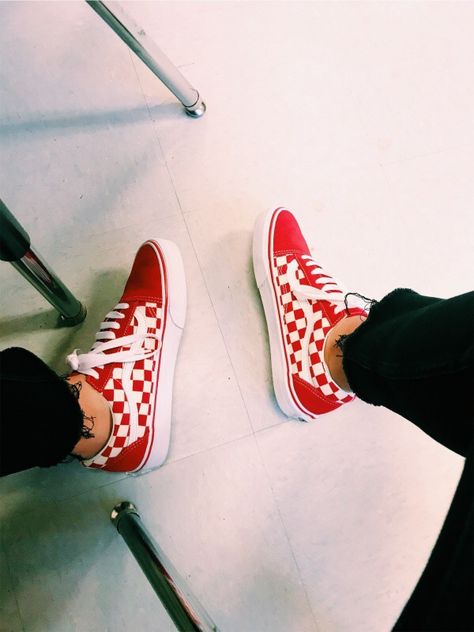 checkered red vans vsco off the wall Red Checkered Vans Outfit, Vans Old Skool High Top, Black Vans Outfit, Birthday Outfit Ideas For Women, Red Checkered Vans, Vans Aesthetic, Birthday Outfit Ideas, How To Wear Vans, Checkered Shoes