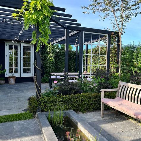 Bonnie Hall - Havedesign on Instagram: "HAVEDESIGN og biodiversitet. Man behøver ikke have højt græs eller kvasbunker for at have en dyrevenlig have med høj diversitet. Jeg har…" Rum I Haven, Patio Outdoor Ideas, Modern Garden Design Ideas, Garden Desig, Moderne Have, Small Water Features, Modern Garden Design, Have Inspiration, Deck Garden