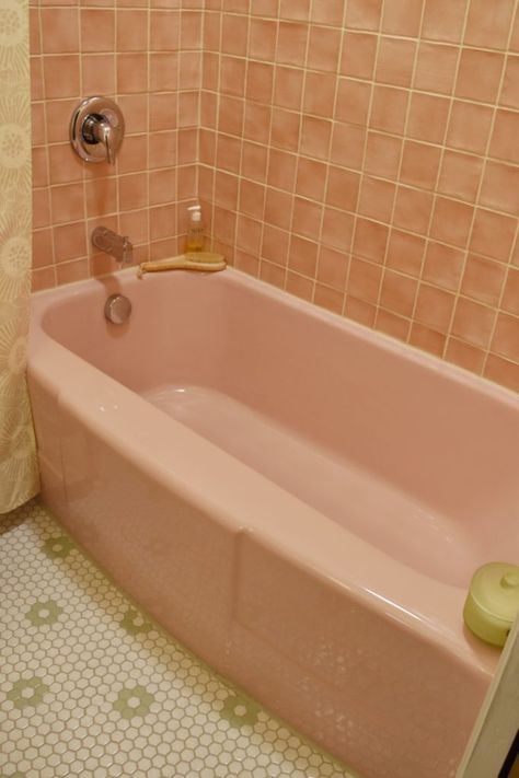 Green And Pink Bathroom, Tub Bathroom Ideas, Pink Bathroom Vintage, Pink Tile Bathroom, Pink Bathtub, Retro Pink Bathroom, Pink Tub, Vintage Pink Bathroom, Main Bathroom Ideas