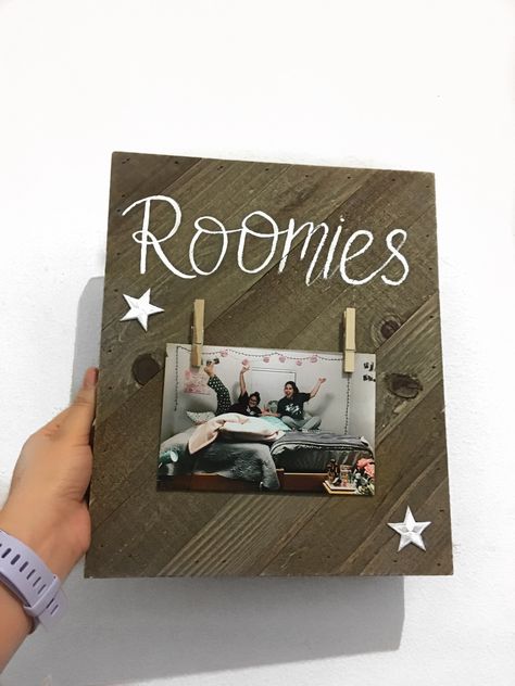 Roomate Ideas College Gifts, Birthday Gift For Roommate, Dorm Roommate Ideas, Roommate Art Ideas, Roomie Gift Ideas, Cute Roommate Ideas, Christmas Gifts For Roommates, Roommate Room Ideas, Roommate Gift Ideas College