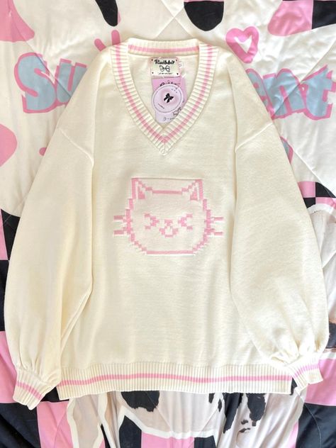 This sweater features a charming V-neck design adorned with delightful kitty patterns, making it irresistibly cute. The fabric is incredibly soft and cozy, ensuring a comfortable wear.  Please note that the price includes only the sweater.   	 		 			Size 			S 			M 			L 		 		 			Length 			62 			68 			72 		 		 			Bust 			120 			124 			128 		 		 			Sleeve Length 			49 			50 			51 Kawaii Sweater Dress, Cozy Clothes Aesthetic, Cute Sweaters Aesthetic, Cute Core Clothes, Kirby Sweater, Pink Clothes Aesthetic, Pokemon Sweater, Cutecore Clothes, Pastel Clothes