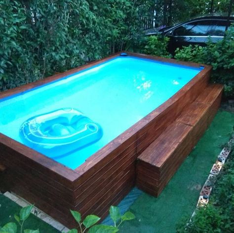 Above ground swimming pools can be much less attractive than an inground swimming pool - yet they do not have to be! With some innovative preparation, grading and outdoor decking - above ground swimming pools with decks can be truly spectacular and inviting, and expense half as much to construct as one of our inground pool kits.  #pool #pooldeckideas #abovegroundpool #swimmingpooldesigns #deck Piscina Pallet, Oberirdischer Pool, Ideas De Piscina, Casa Hobbit, Best Above Ground Pool, Swimming Pool Decks, Intex Pool, Diy Swimming Pool, Above Ground Pool Landscaping