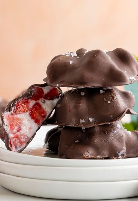 Strawberry Yogurt Clusters, Strawberry Clusters, Yogurt Clusters, Scotcheroos Recipe, Yogurt Chocolate, Chocolate Clusters, Breaking Fast, Yogurt Melts, Frozen Yogurt Recipes