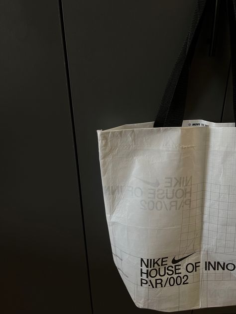 #nike #bag #fashion Nike Tote Bags, Nike Bag, Bag Nike, Bow Clutch, Shopper Bag, Lionel Messi, Bag Fashion, Tote Bags, Branding