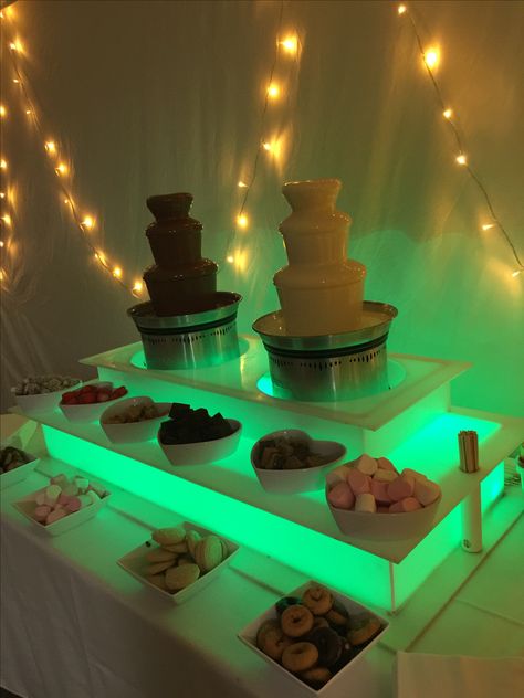 Fondue Chocolate Ideas, Prom Food Table Ideas, Food For Quinceanera, Sweet 16 Food Ideas Dinners, Quince Food Ideas, Quince Snack Table, Sweet 16 Color Schemes, Prom Desserts, Sweet 16 Food