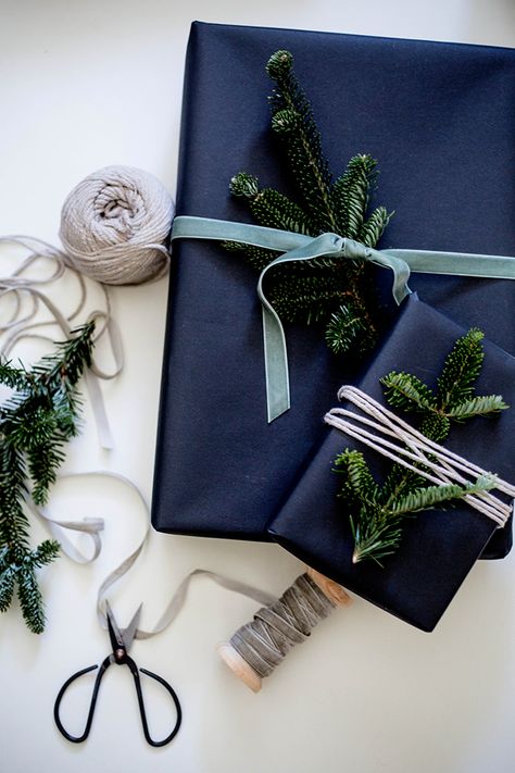 an oh so modern Christmas - gift wrapping with black paper, fresh pine or rosemary, twine, and velvet ribbon Wrapped Presents, Centerpiece Christmas, Gift Wrapping Inspiration, Christmas Gift Tags Printable, Unique Gift Wrapping, Paper Gift Tags, Cadeau Diy, Creative Gift Wrapping, Professional Gifts