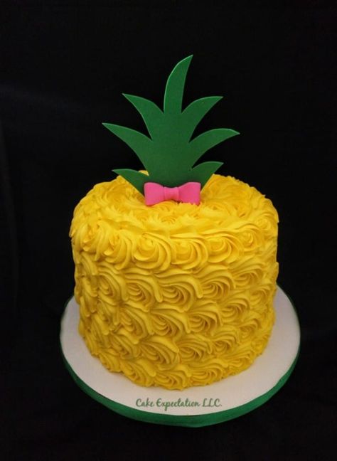 Cake That Looks Like A Pineapple, Hawaiian First Birthday Cake, Fruit Themed Smash Cake, Hawaiian Cake Ideas Luau Birthday, Sweet One Pineapple First Birthday, Pinapple Cake Designs, Pineapple First Birthday Party, Pineapple Themed Cake, Flamingo Smash Cake First Birthdays