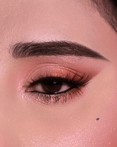 Peach eyeshadow pictorial 🍑✨🎀 peach shimmer eyeshadow, peach glitter eyeshadow tutorial, soft pink matte eyeshadow tutorial, eyeshadow tutorial for beginners morphe, makeup tutorial with shimmer eyeshadow, #blazin_beauties #makeuptrends #makeupaddict #colourpopme #eyeshadow #brightmakeup #100daysofmakeup #undiscoveredmuas #makeup #makeupideas #makeup2023 #colourfuleyeshadow #muotd #tiktoktrending #makeuptips #morphebabe #blendtherules #underratedmuas #under_ratedmakeup #eyelooks #generation... Eyeshadow Pictorial, Glitter Eyeshadow Tutorial, Eyeshadow Tutorial For Beginners, Tutorial Eyeshadow, Peach Eyeshadow, Morphe Makeup, Bright Makeup, Shorts Tutorial, Shimmer Eyeshadow