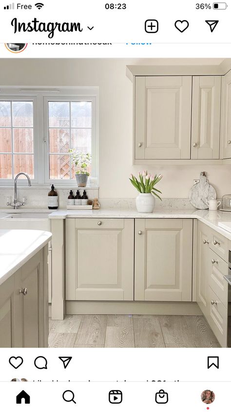 Cream Kitchen White Worktop, Kitchen Cream, Cream Kitchen Colour Schemes, Cream Kitchen Ideas, Cream And White Kitchen, Kitchen Interior Inspiration, Laminate Flooring In Kitchen, Beige Kitchen Cabinets, White Kitchen Cupboards