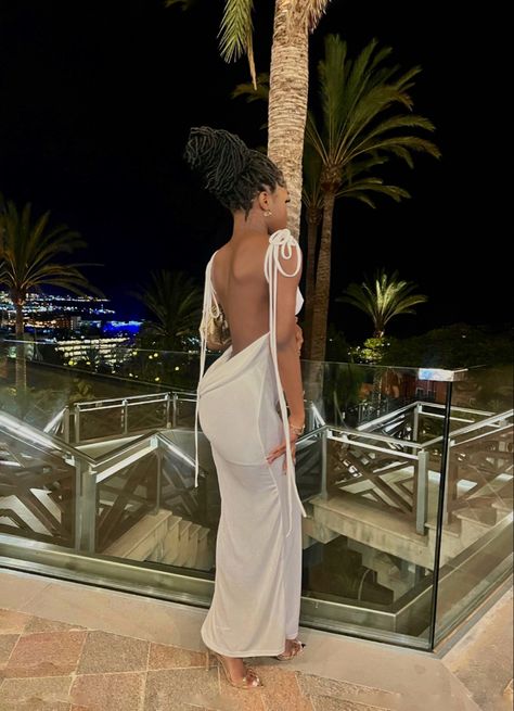 #blackgirlshairstyles #blackgirlaesthetic #blackgirlholiday Long Open Back Dress Classy, Backless Dress Pose, White Dress Black Women, Backless White Dress, Mode Poses, White Backless Dress, Pics Inspo, Birthday Outfits, Corset Mini Dress