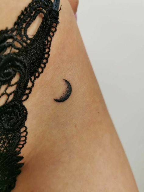 Moon Phase Tattoo Ideas, Moon Tattoo On Hip, Moon Tattoo Hip, Moon Hip Tattoo, Small Hip Tattoos Women, Tattoo Doodles, Pelvic Tattoos, Luna Tattoo, Hip Tattoo Small