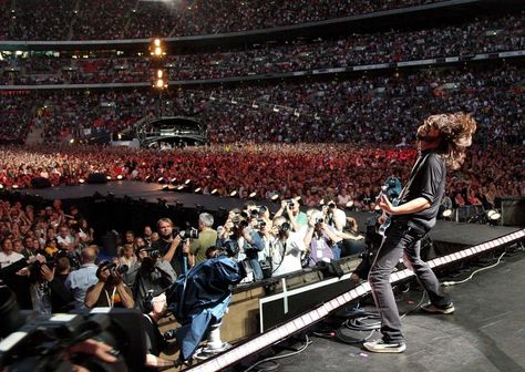 Dave en Wembley Foo Fighters Wallpaper, Foo Fighters Live, Foo Fighters Concert, Chris Shiflett, There Goes My Hero, Live Earth, Foo Fighters Dave Grohl, Foo Fighters Dave, Music Pics