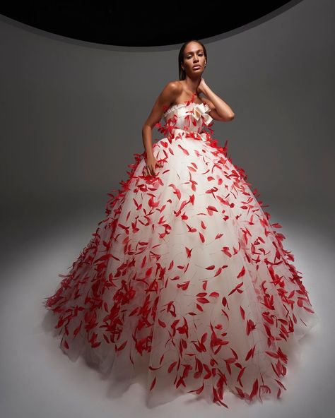 Feather Dresses | GRAZIA Magazine | Giambattista Valli's Fantastical Dreams And Impossible Gowns Live On - Grazia Giambattista Valli Couture, Giambattista Valli Haute Couture, Collection Couture, Couture Looks, Joan Smalls, Haute Couture Dresses, Couture Mode, Couture Week, Giambattista Valli