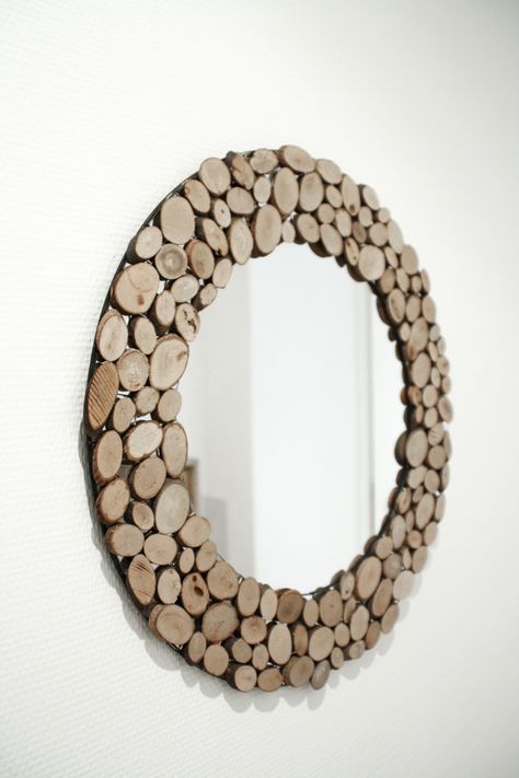 schereleimpapier: DIY Spiegel rund mit Astscheiben Holz Makeover Upcycling || DIY mirror upcycling ideas with wooden plates Diy Round Mirror Frame Ideas Wood, Diy Round Mirror, Spiegel Diy, Round Mirror Frame, Log Slice, Upcycling Diy, Upcycling Ideas, Diy Holz, Wooden Plates