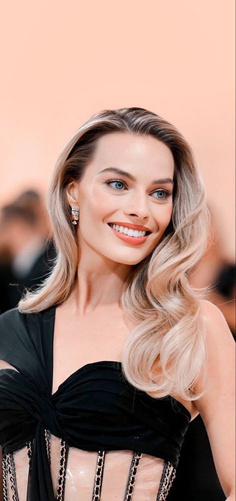 Margot Robbie Photoshoot, Margot Robbie Red Carpet, Margot Robbie Hair, Dress Like Celebrity, Celebrities Hairstyles, Margot Robbie Style, Barbie Pictures, Bad Makeup, Margot Robbie Harley Quinn