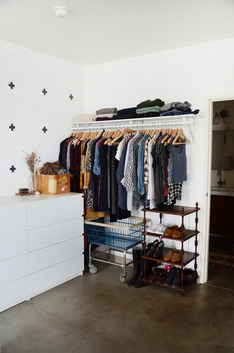 9 Ways to Organize a Bedroom With No Closets | Apartment Therapy Small Space Wardrobe, Små Rum Lidt Plads, Bilik Idaman, Open Closet, Deco Studio, Small Closets, No Closet, Apartment Organization, Small Closet