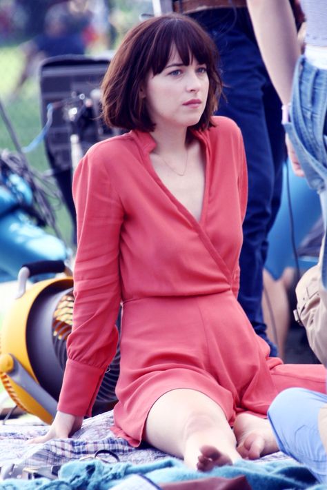 Dakota Johnson on the set of How To Be Single in NY - 28 May 2015 Dakota Johnson Bangs, Mathilda Lando, Dakota Johnson Hair, How To Be Single, Dakota Style, Leslie Mann, Dakota Johnson Style, Dakota Mayi Johnson, Be Single