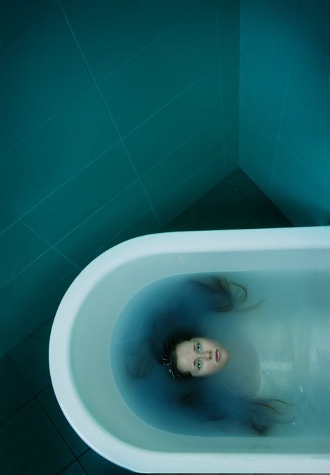 Girl in bathtub with blue water Bathtub Aesthetic, Bathtub Photography, Milk Bath Photography, Bath Photography, Photographie Inspo, Water Photography, Milk Bath, Dark Photography, Foto Inspiration