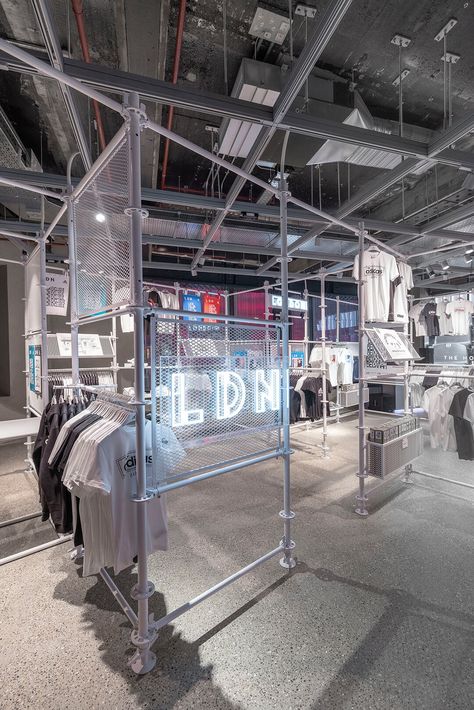 FRAME | How Adidas is keeping its flagships relevant as retail goes phygital Scaffolding Design, غرفة ملابس, Retail Store Design, Retail Interior, Store Displays, Scaffolding, Retail Space, Pop Up Store, Shop Interior