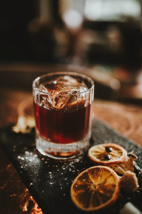 Old Fashioned Drink Aesthetic, Old Fashioned Photography, Old Fashioned Cocktail Photography, Old Fashioned Cocktail Aesthetic, Foto Cocktail, Whisky Aesthetic, Americano Drink, Foto Drink, Old Fashioned Aesthetic