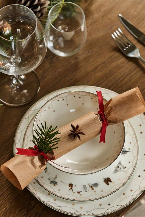 Make your own Christmas crackers to place on the Christmas table or the Christmas tree, the ideal Christmas craft to do with the children and adds really personal touch to any Christmas gathering. Here’s our step-by-step guide to making your own. Christmas Cracker Table Setting, Making Crackers, How To Make Crackers, Diy Christmas Crackers, Xmas Centerpieces, Christmas Place Settings, Christmas Cocktail Party, Christmas Cracker, Sustainable Christmas