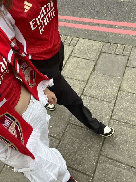 Arsenal Outfit Women, Arsenal Shirt Outfit, Arsenal Couple, Arsenal Women Aesthetic, Arsenal Jersey Outfit, Womens Football Aesthetic, Arsenal Outfit, Arsenal Aesthetic, Football Shirt Outfit