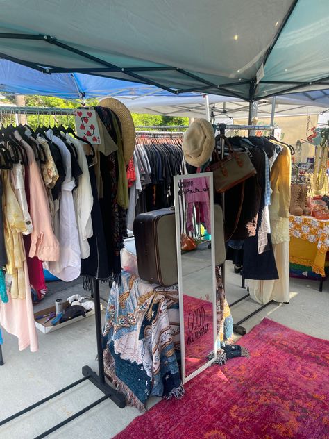 Ace.vntg Flea Market Booth Display Ideas Thrift Stores, Vendor Booth Clothing Rack, Vending Booth Ideas, Flea Market Clothing Booth Ideas, Pop Up Clothing Shop, Thrift Pop Up, Vintage Pop Up Shop Display, Thrift Pop Up Shop, Vintage Vendor Booth