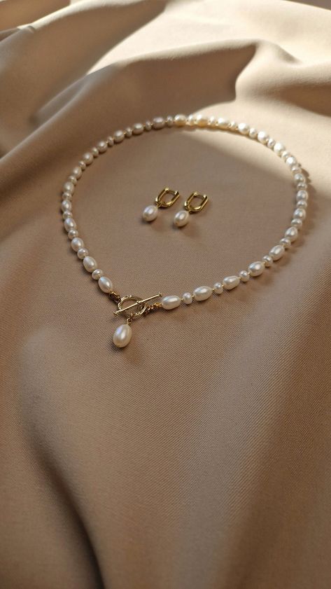 Elevate her neckline with our stunning natural pearl jewelry set. This gorgeous freshwater pearl toggle necklace adorned with a single radiant pearl, symbolizes purity and elegance. The toggle design adds a contemporary twist to this timeless piece, making it a versatile addition to her jewelry collection Looking for the perfect Mother's Day gift for mom or anniversary gift for wife, or special gift for any other important women in your life. Our real pearl jewelry set speaks volumes of love and Pearl Set Designs, Pearl Necklace Designs Unique, Real Pearl Jewelry, Real Pearl Jewellery, Natural Pearl Jewelry, Natural Pearl Necklace, Necklace Packaging, Pretty Jewelry Necklaces, Real Pearl Necklace