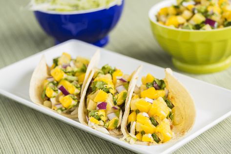 Make summery mango black bean tacos in just a few minutes. These tacos make the perfect vegan weeknight meal. Vegan Weeknight Meals, Mango Salsa Chicken, Lime Chicken Tacos, Mango Chicken, Chicken Wrap Recipes, Black Bean Tacos, Daily Nutrition, Bean Tacos, Pineapple Salsa