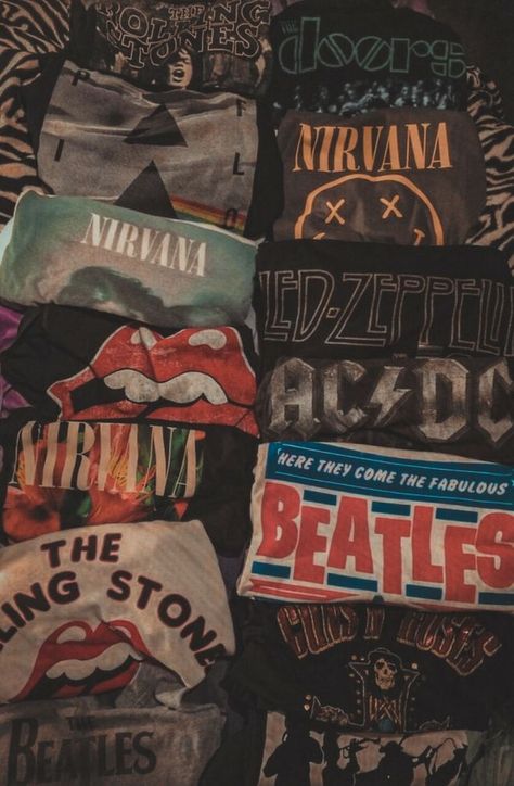 Rock Band Graphic Tees, Vintage Tshirts Band Tees, Band Tshirts Vintage, Styling Band Tees, Acdc Merch, Beatles Merch, Punk Rock Tshirt, Rock Band T Shirts, Rock Tshirts