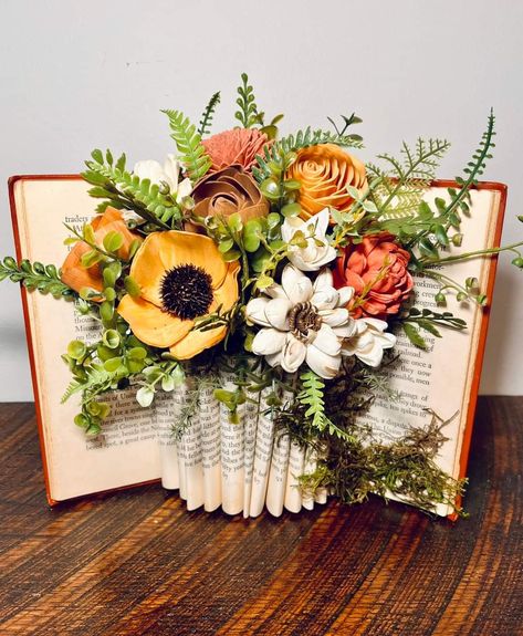 Book Flower Arrangement Ideas, Book Vase Diy, Tall Centerpieces Diy, Decorated Books, Book Flower Vase, Folded Book Pages, Books With Flowers, Book Centerpieces, Old Book Crafts