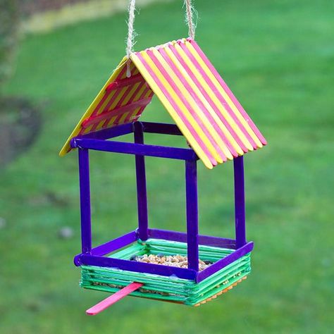 Popsicle Stick Birdhouse, Pop Stick Craft, Wooden Pop, Popsicle Stick Crafts For Kids, Diy Popsicle Stick Crafts, Wooden Craft Sticks, Kerajinan Diy, Birdhouse Craft, Bird House Feeder