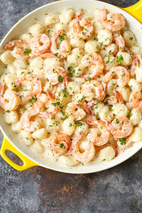 Shrimp and Gnocchi with Garlic Parmesan Cream Sauce - Light, airy gnocchi tossed with tender shrimp and the most amazing cream sauce you'll want to drink! Shrimp And Gnocchi, Garlic Parmesan Cream Sauce, Parmesan Cream Sauce, Gnocchi Recipes, Shrimp Dishes, Think Food, Deilig Mat, Jambalaya, Garlic Parmesan