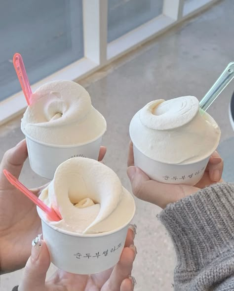 Japanese Soft Serve Ice Cream, Soft Serve Aesthetic, Korea Ice Cream, Sophisticated Food, Soft Ice Cream, Sorbet Ice Cream, White Desserts, Snacks List, Ice Cream Packaging