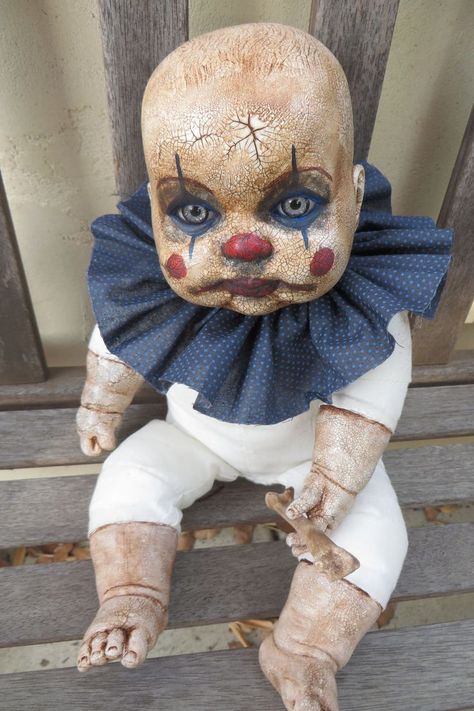 Gobbo Baby Doll Halloween Decorations, Horror Dolls Diy, Diy Scary Dolls, Scary Dolls Creepy, Diy Creepy Dolls, Creepy Dolls Diy, Halloween Scary Doll, Diy Halloween Doll, Scary Baby Dolls