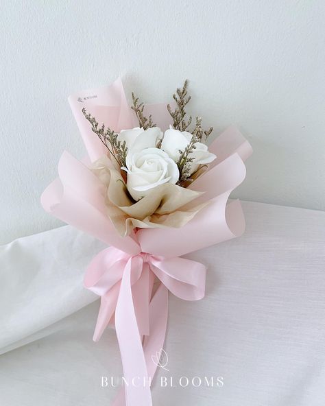 Diy Bouquet Wrap, Mini Bouquet, Birthday Bouquet, Boquette Flowers, Flower Gift Ideas, Bouquet Wrap, Flowers Bouquet Gift, Flower Arrangements Diy, Small Bouquet