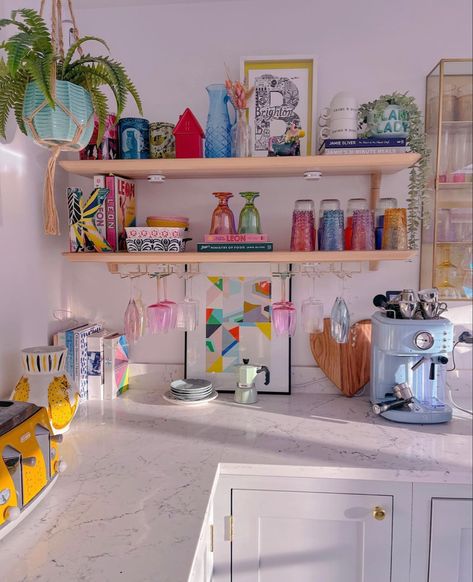 Small Coffee Corner, Girly House Decor, Smeg Coffee, Funky Kitchen, Girl Apartment, Colorful Apartment, Apartment Decoration, American Diner, Apartment Aesthetic