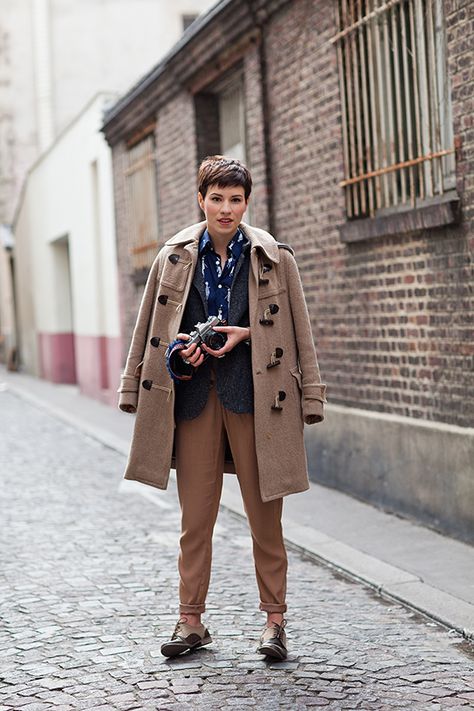 On the Street…..Passage Jean Nicot, Paris Short Hair Inspiration, Style Short Hair, Duffel Coat, The Sartorialist, Short Hair Images, Hair Romance, Coat Outfit, Duffle Coat, Concrete Jungle