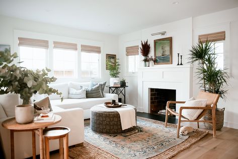 white living room with sectional and wood accents Bungalow Living Room, Bungalow Interior, California Bungalow, White Living Room, Living Room Sectional, Home Remodel, Living Room Inspo, Cheap Decor, Interior Design Firms