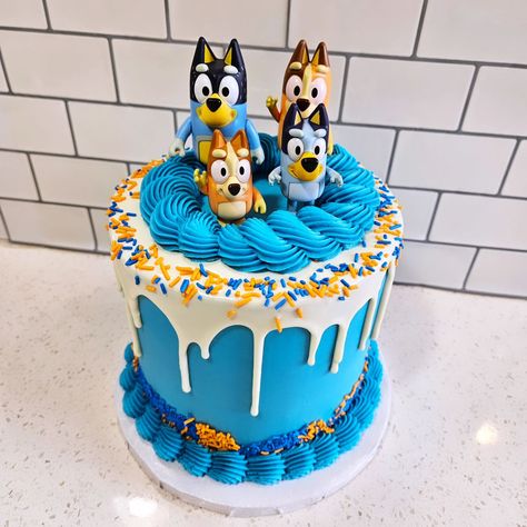 Bluey Cake With Figurines, Bluey Buttercream Cake Ideas, Bluey Cake And Cupcakes, Bluey 4th Birthday Cake, Small Bluey Cake, Bluey Cake Ideas Birthday Boy, Bluey Smash Cake, Bluey Duck Cake, Bluey Twoey