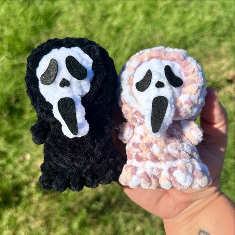 “DONT HANG UP ON ME!” Another killer pattern from Heaven at @toyshopcrochet !! The pattern is live right now so head over to her page and click the link to get this pattern before Halloween! 😱 Pattern: @toyshopcrochet #crochet #crochetplushie #ghostface #ghostfacescream #ghostfaceplush #crochetghostface #crochetghostfacekeychain #crochetghostfacedoll #crochetpatternrelease #crochetpattern Horror Crochet, Ghostface Scream, Halloween Pattern, Ghost Faces, Crochet Ideas, Click The Link, Right Now, Crochet Patterns, Dolls