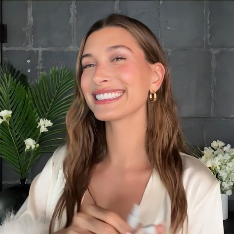 Hailey Bieber Long Hair, Hailey Baldwin Hair, Hayley Bieber, Estilo Hailey Baldwin, Hailey Rhode Baldwin, Haut Routine, Hailey Baldwin Style, Jasmine Tookes, Vogue Beauty