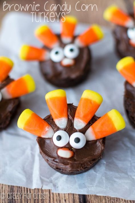 Brownie Turkeys made with Candy Corn! This easy recipe is perfect for the kids to make! Use brownies and a cookie cutter or get those brownie bites from the store to make these turkeys! Snacks For Thanksgiving, Turkey Brownies, Turkey Snacks, Candy Turkeys, Thanksgiving Turkey Treats, Thanksgiving Desserts Kids, Thanksgiving Desserts Table, Turkey Treats, Thanksgiving Snacks