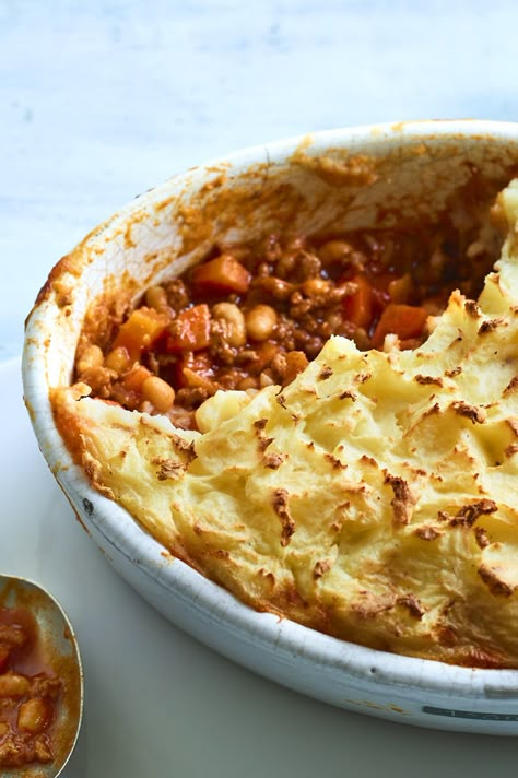 This Eat Well for Less cottage pie is hiding a family-friendly secret - baked beans. Vegan Bites, Cheap Healthy Dinners, Mains Recipes, Vegetarian Shepherds Pie, Vegan Shepherds Pie, Cottage Pie Recipe, Spiced Lentils, Savory Tarts, Shepherds Pie Recipe