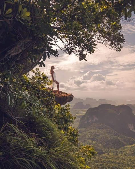 Dragon Crest mountain offers one of the most epic viewpoints of Thailand. The NP Khao Ngon Nak, aka Dragon Crest Mountain is a stunning 3.7 km hike located in northern Krabi. This hike offers some of the most breathtaking views you’ve seen and amazing photo opportunities. But be prepared, it’s a strenuous hike! Read in this guide everything you need to know about the Dragon Crest hike. #blogpost #travelblog #hike #krabi #thailand #viewpoint #travelphotography #traveltips #hiking #view Dragon Crest, Thailand Krabi, Krabi Thailand, Beautiful Hikes, Epic Photos, Slow Travel, Best Sunset, Explore Travel, Krabi