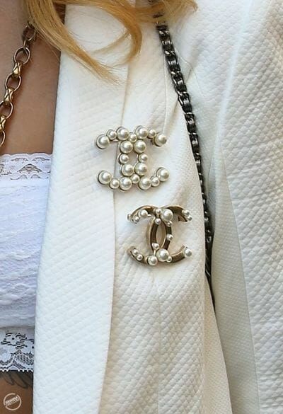 Chanel Brooch Outfit, Brooch Outfit, Broche Chanel, Chanel Pins, Chanel Aesthetic, Elie Saab Haute Couture, Classy Girls Wear Pearls, Chanel Brooch, Mode Chanel