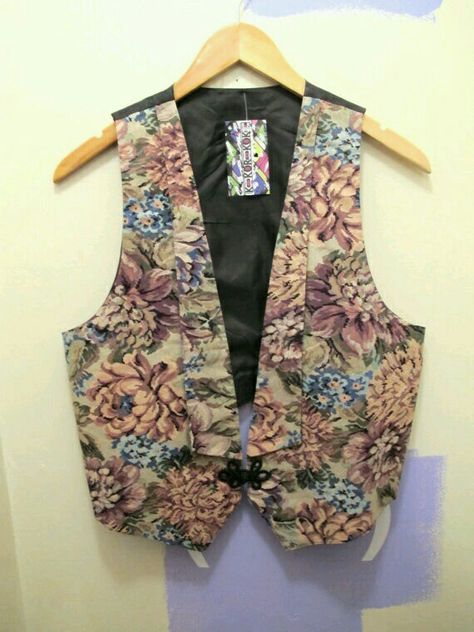 Romanic floral ( tapestry ) vest. Had it.  G;) 1980s Vintage Fashion, 80s Fashion Style, 90s Vest, Pleated Jeans, Tapestry Vest, 80s Fashion Trends, Floral Vest, 90s Memories, 80s Floral